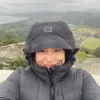 Kamasean pakai jaket di atas gunung