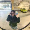 Kamasean selfie di kaca parkiran