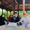 Alvin Faiz Ziarah ke Makam Ayah dan Adik