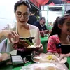Emil Dardak KPK Arumi Bachsin warung bebek kaki lima