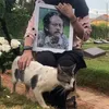 Karina Ranau elus kucing di makam Epy Kusnandar