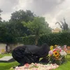 Karina Ranau Cium Nisan Makam Epy Kusnandar