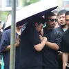 Keanu Agl menangis di pemakaman Lula Lahfah
