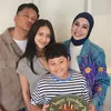 Potret Deswita Maharani dan anak sambung 