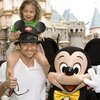 Kembali ke 2009 saat Hugh Jackman menghabiskan waktu bersama putrinya, Ava, di Disneyland. Potret ini seakan jadi foto ayah dan anak paling favorit. Setuju nggak?