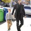 Momen ini diambil ketika Brad Pitt dan putranya, Knox, shopping bareng. Tak ingin berpisah, Brad pun menggandeng tangan anaknya dengan erat. So sweet!