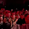 Kejadian Robbie Williams Pakai Hand Sanitizer Setelah Pegang Fans