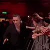 Kejadian Robbie Williams Pakai Hand Sanitizer Setelah Pegang Fans