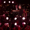 Kejadian Robbie Williams Pakai Hand Sanitizer Setelah Pegang Fans