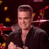 Kejadian Robbie Williams Pakai Hand Sanitizer Setelah Pegang Fans