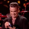 Kejadian Robbie Williams Pakai Hand Sanitizer Setelah Pegang Fans