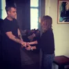 Kejadian Robbie Williams Pakai Hand Sanitizer Setelah Pegang Fans