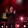 Kejadian Robbie Williams Pakai Hand Sanitizer Setelah Pegang Fans