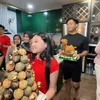 Arsy dan Azriel bawa kue ulang tahun buat Anang