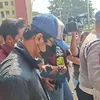 Revaldo Dikelilingi Wartawan