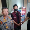 Revaldo Pakai Rompi Merah