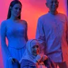 Raisa bersama ayah dan almarhumah Ibu