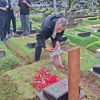 Didi Riyadi Menabur Bunga di Makam Lucky Widja