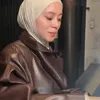 Lesti Kejora pakai jaket coklat