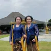 Khirani Trihatmodjo pakai kebaya biru tua