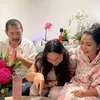 Khirani Trihatmodjo memotong kue ultah