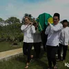 Pemakaman ibunda Kiki Farrel