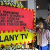 Kiky Saputri dapat papan bunga dari Andre Taulany