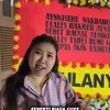 Kiky Saputri dapat karangan bunga