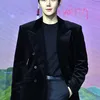 Kim Seon Ho pakai jaket hitam
