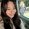 Shin Min Ah tersenyum di dalam mobil
