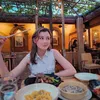 Kimberly Ryder asyik makan