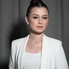 Kimberly Ryder Pakai Blazer Putih
