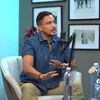 Hamish Daud pakai celana krem