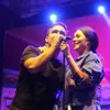 Hamish Daud di panggung dengan Raisa