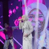 Lesti di panggung bersama penari latar