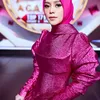 Lesti baju ungu
