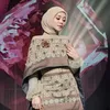 Lesti baju coklat melihat ke bawah