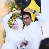 Ridwan Kamil dan Atalia membuat love sign