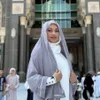 Sarah Azhari Kerudung Abu-abu