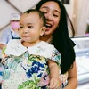 Dea Ananda Ajak Baby Sanne Nontonin Ariel Nidji Manggung