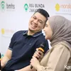 Irwansyah Tertawa Bahagia di Depan Awak Media