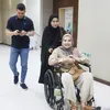 Zaskia Sungkar Duduk di Kursi Roda