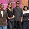 Raisa pakai baju hitam