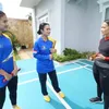 Kris Dayanti menyimak arahan pelath wushu