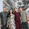 Kris Dayanti foto bareng raul lemos, sarah menzel, dan azriel