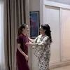Kris Dayanti berinteraksi dengan Sarah Menzel
