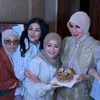 Kristina berdiri di tengah sahabatnya