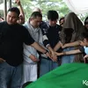 Anak-anak dan Istri Gary Skak Saling Menguatkan di Pemakaman