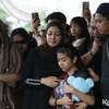 Istri dan Anak di Pemakaman Gary Iskak