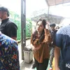 Meiza Aulia Rapikan Kacamata
